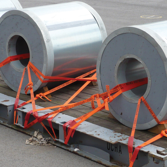 Lashing of steel coils on a flat rack using Cordstrap Polyester one-way lashing systems.