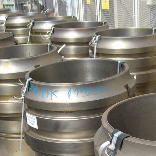 Cordstrap strapping products used to bundle and palletize steel drums on a pallet.